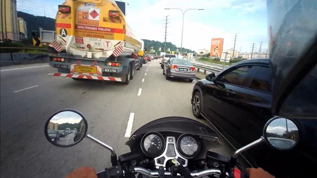 Daily Work Ride 1 Lane splitting with Honda CB1100RS смотреть онлайн