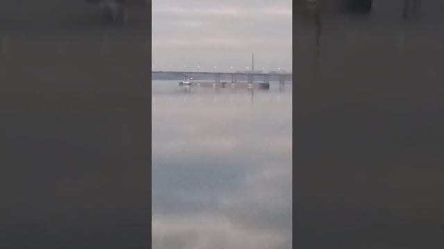 2 января 2021 г. река Днепр с моста на Монастырский остров. Буксир и баржа. смотреть онлайн