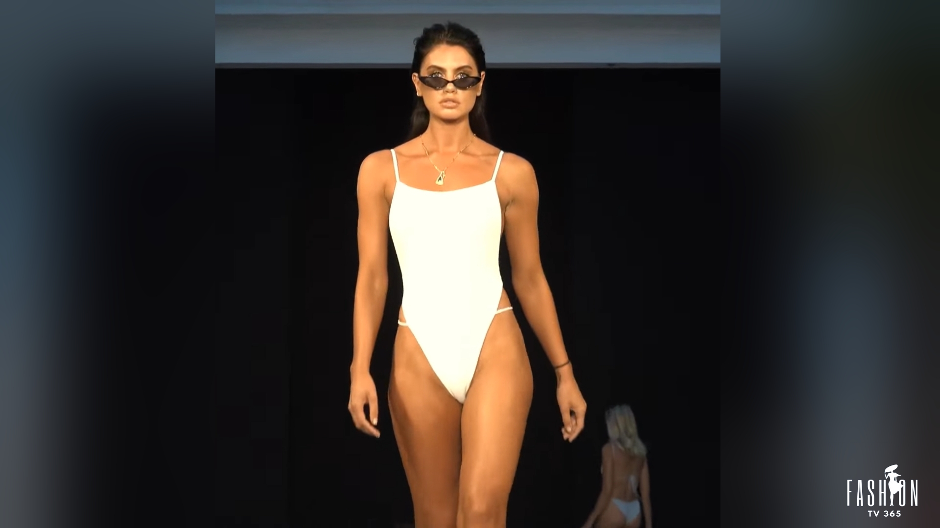 BIKINI WATCH PARTY - шоу в купальниках на неделе плавания. смотреть онлайн