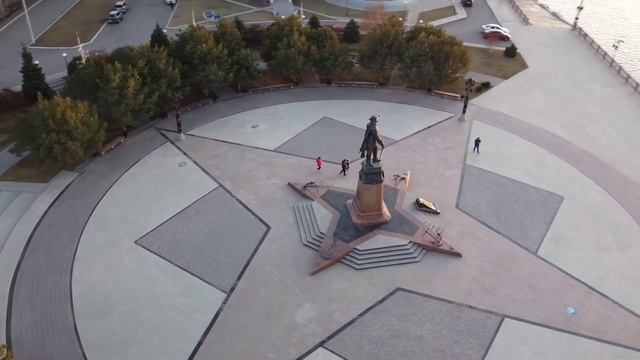 Памятник Петру Великому. Астрахань. смотреть онлайн