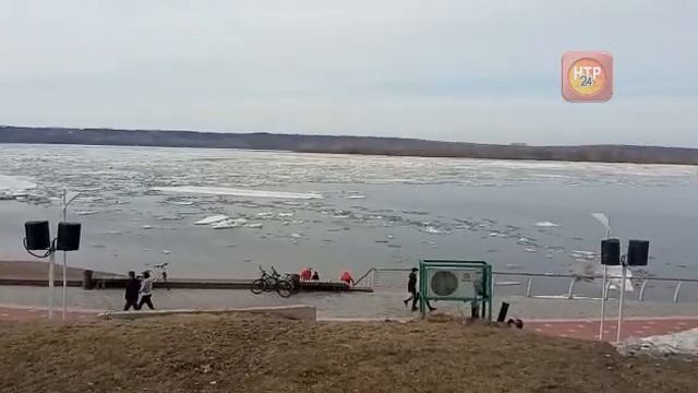 На Каме около Нижнекамска начался ледоход смотреть онлайн