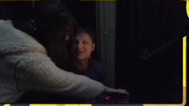 СИМПЛ ЦЕЛУЕТ АРИНУ! АРИНЯН ПРИЕХАЛА К СИМПЛУ В КИЕВ! S1MPLE ИГРАЕТ ММ ПРОТИВ СИЛЬВЕРОВ НА АКЕ АРИНЫ смотреть онлайн