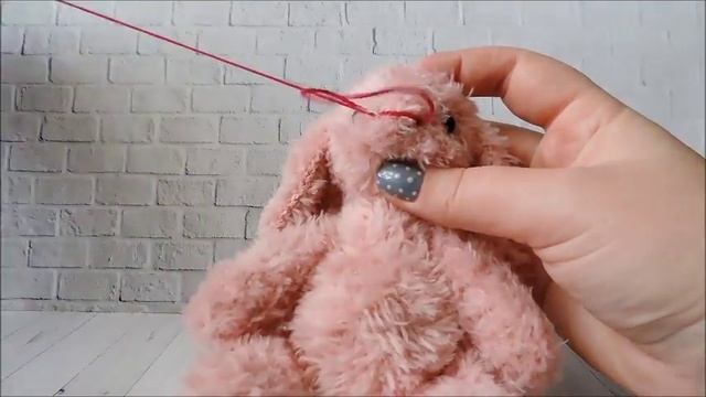 Вышиваем носик для вязаной игрушечки. Embroider a nose for a toy смотреть онлайн