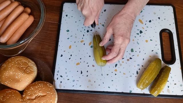 Булочка бутербродная с огурцом и сосиской смотреть онлайн