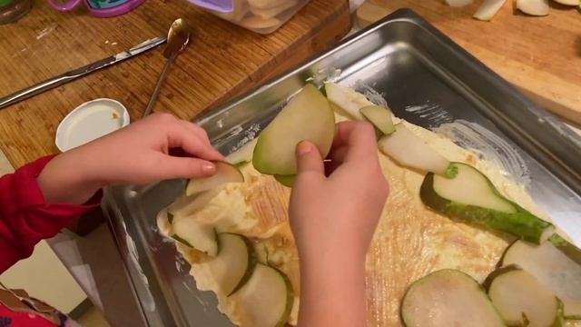 НУ ОЧЕНЬ ВКУСНО. МИЛА С МАМОЙ ПЕКУТ ГРУШЕВЫЙ ПИРОГ смотреть онлайн