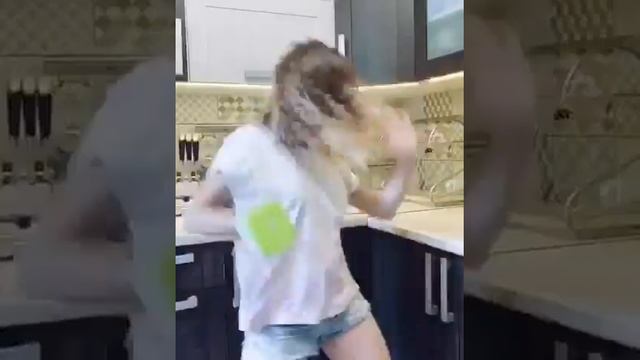 АНЯ РУДНЕВА (РАНЕТКИ) ЛАЙФХАК! КАК БЫСТРО ПОМЫТЬ ПОСУДУ С FAIRY смотреть онлайн