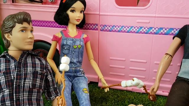 Rapunzel y Blancanieves en la Caravana de Barbie con los príncipes Disney смотреть онлайн