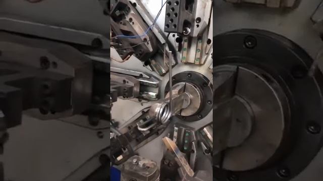 Гибка и резка пружинной стальной проволоки ? #shorts смотреть онлайн