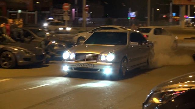 Mercedes W210 E500 burnout. палит резину смотреть онлайн