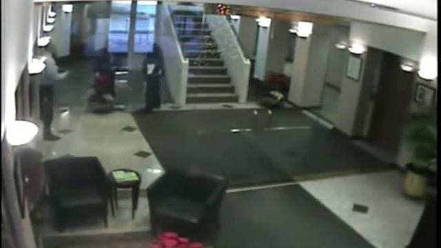 Упал в воду смотреть онлайн