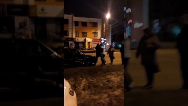 В Чебоксарах таксист подрался с пассажиркой смотреть онлайн