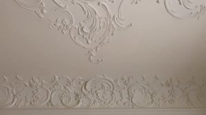 Лепная гипсовая розетка и падуги в стиле барокко в небольшим помещении.