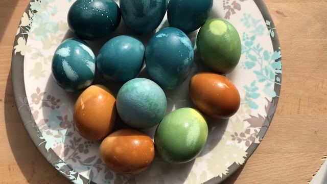 Красим яйца с краснокачанной капустой, смесью отвара капусты с куркумой и отваром кофе смотреть онлайн