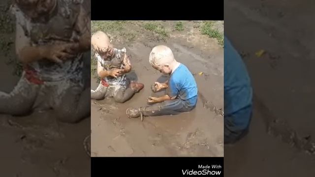 Выйду на улицу,гляну на село.Мамы нет рядом,нас понесло смотреть онлайн