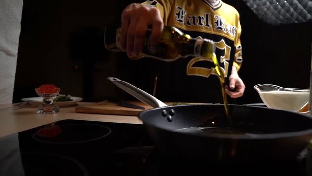 Паста с красной икрой и спаржей