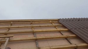 Как одному уложить шифер на двухскатную крышу.