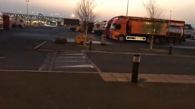 17. Truck Stop in England! Renault T460 смотреть онлайн