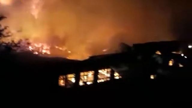 Горит рынок в ахтубинске, что это, элктрика неисправна, или пожарники не досмотрели смотреть онлайн