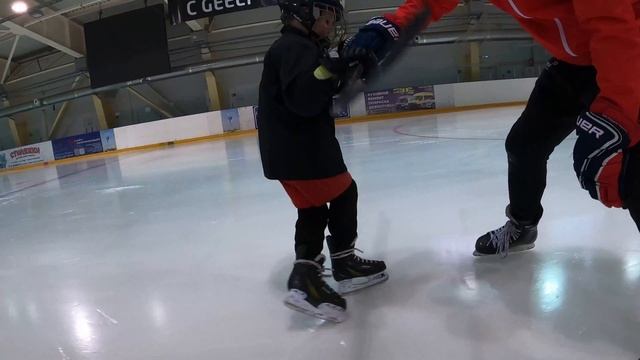 КАК ТОРМОЗИТЬ НА КОНЬКАХ ? КРУТОЙ СПОСОБ БЫСТРО ИЗУЧИТЬ ТОРМОЗ НА НЕУДОБНУЮ НОГУ !!! смотреть онлайн