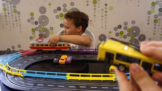 Городской общественный #транспорт. Соревнование между автобусом и Ауди ТТ | Дима Рита смотреть онлайн