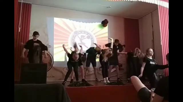 Тренировка группы поддержки перед выступлением на 8 марта смотреть онлайн