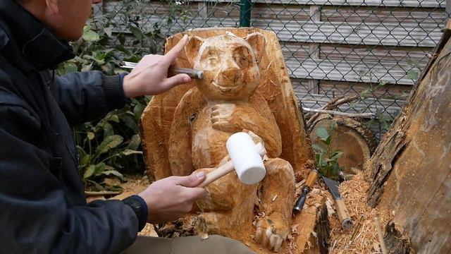 Ein Bärchen Gesägt Und Geschnitzt