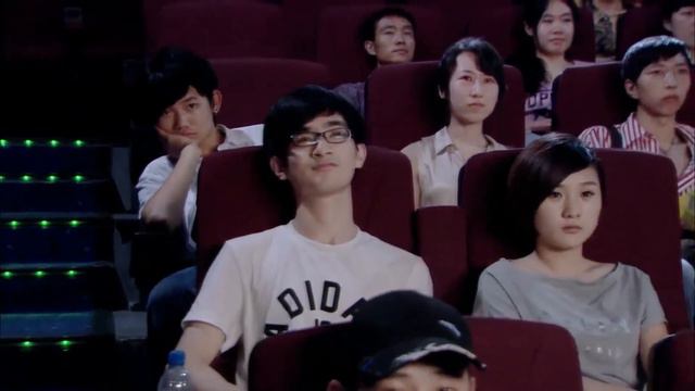 男人和美女看電影，美女睡夢中靠在男人肩上，男人樂壞了🌼Chinese drama🌼 смотреть онлайн