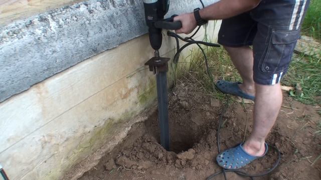 Забивание в землю уголка перфоратором Makita HR4011C вместо кувалды