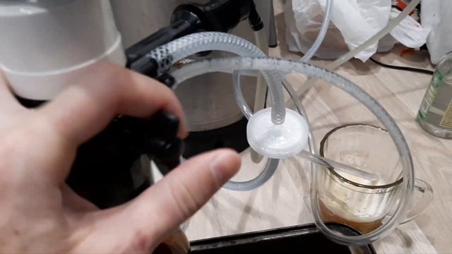 Розлив светлого эля из кеги.