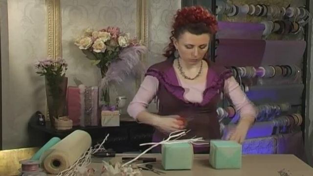 Упаковка подарка с декором из живых цветов смотреть онлайн