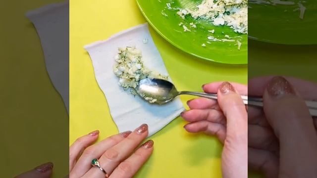 Рулетики из крабовых палочек с сыром, яйцом, чесноком, укропом и майонезом смотреть онлайн