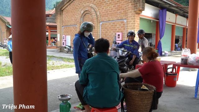 Pham and his lover were working when a drunk neighbor came to harass the farm - Triệu Pham смотреть онлайн