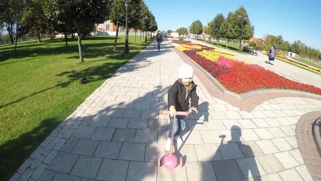 Арианна гуляет, катается на каруселях, едет на самокате. Детские карусели смотреть онлайн