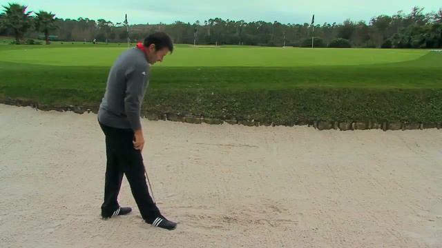 Golf Instruction: Sir Nick Faldo Bunker Tip смотреть онлайн