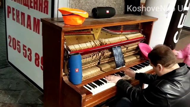Піаніст профі. Музика в підземці Київ, Майдан Незалежності смотреть онлайн