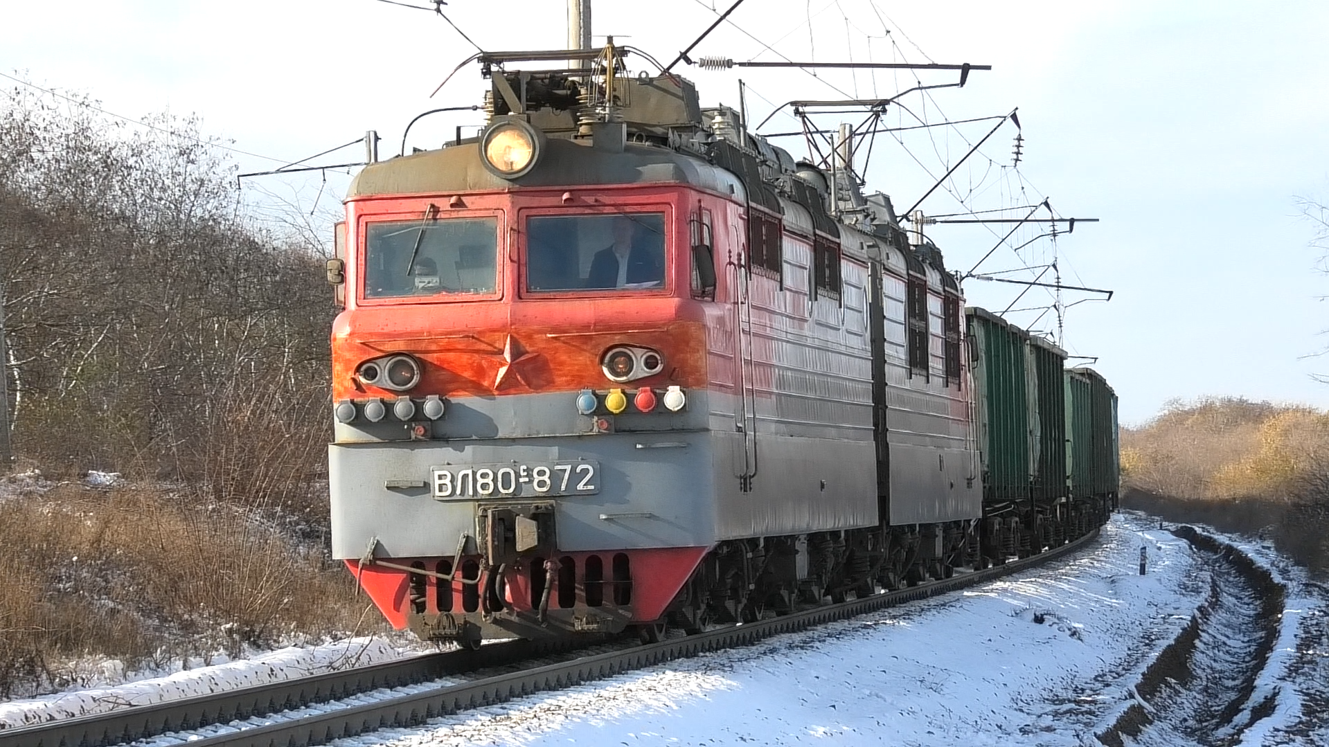 ВЛ80С-872 с грузовым поездом и приветливой бригадой смотреть онлайн