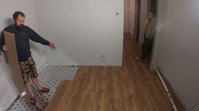 Panele bez listew dylatacyjnych między pokojami.