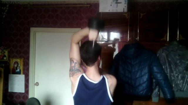 Трицепс левой руки стоя