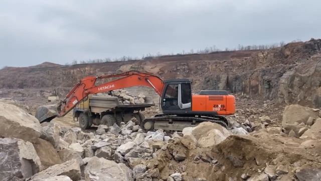 Погрузка и перевозка горной массы на гранитном карьере смотреть онлайн
