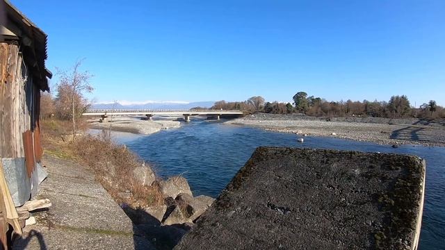 Природа Абхазии, горы, река Кодор, железнодорожный и автомобильный мосты. с. Варча. смотреть онлайн