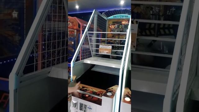 Jack Daniel shooting hoops at a local arcade basketball game. смотреть онлайн