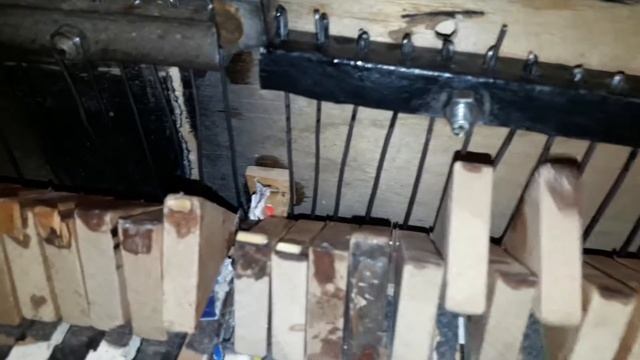 Вид самодельного пианино внутри. Hand made toy piano inside. смотреть онлайн