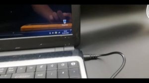 Пуско-зарядное устройство АВТОСТАРТ PRO заряжает ноутбук