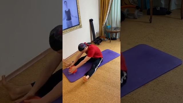 Пилатес зарядка с мячом!? смотреть онлайн