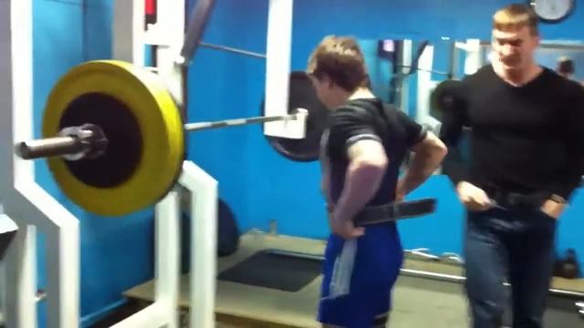 Приседания со штангой 135 кг. Пятый подход смотреть онлайн