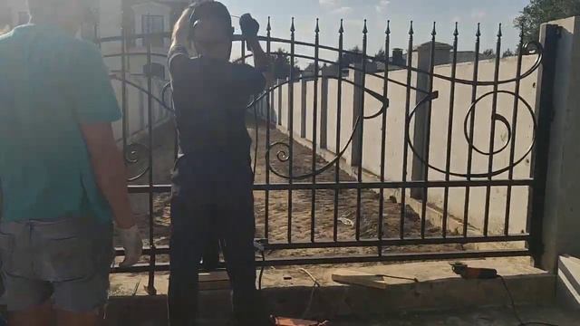 Распашные ворота с элементами ковки. Доступно и эстетично! смотреть онлайн