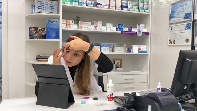 Как надеть контактные линзы смотреть онлайн