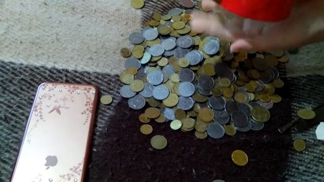 Сдаем много мелочи из копилки в магазине смотреть онлайн