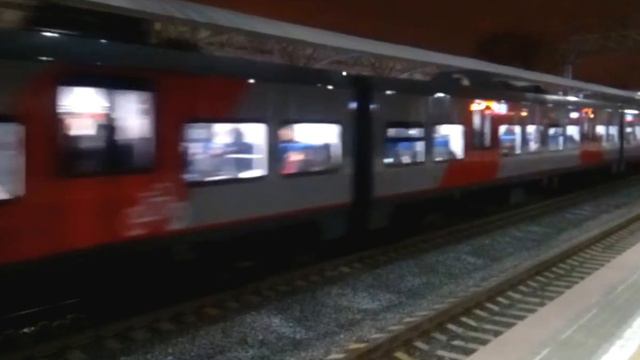 Электропоезд ЭС2Г-038 "Ласточка" отправляется со станции Владыкино МЦК смотреть онлайн