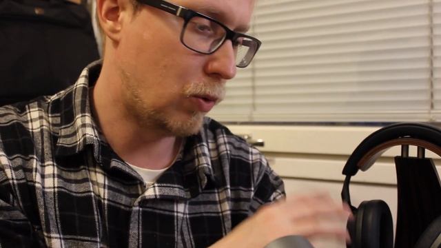 Millaiset bluetooth kuulokkeet saat 700 eurolla? Testissä B&W PX8 смотреть онлайн